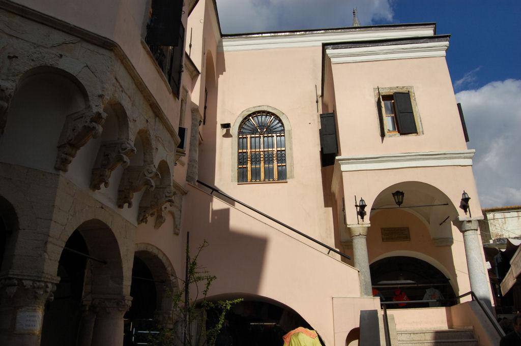 Şadırvan Camii 1636 tarihlidir. Anafartalar Caddesi ile 912 sokağın köşesindedir. Altında ve yanında bulunan şadırvanlar dolayısıyla bu adı aldığı sanılmaktadır.