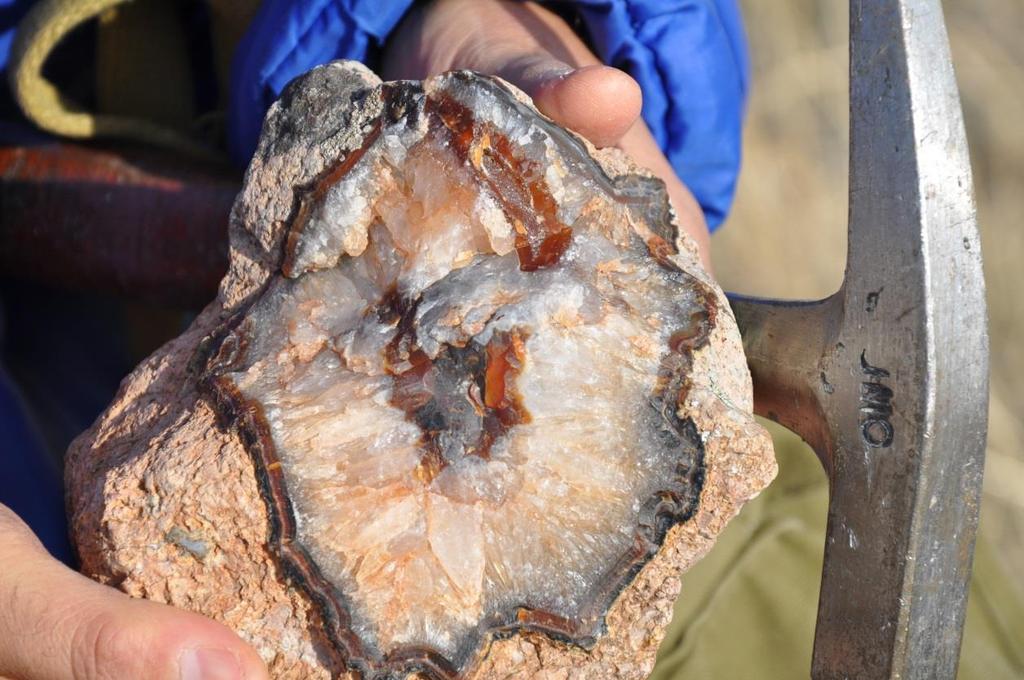 Magmatik faz salt gaz fazından oluştuğunda, agat büyümesi en dışyüzeyden içe doğru tekrarlanan halkalanmalar biçiminde olup, bunlara Brezilya tipi denilir (Şekil 5.7).