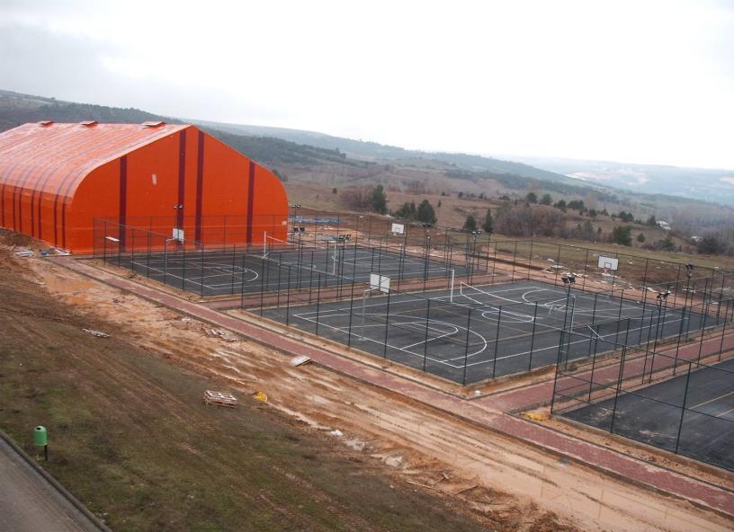 m2 iki adet basketbol-voleybol sahası, 648 m2 tenis kortu, 98 m2 squash salonu tamamlanarak hizmete