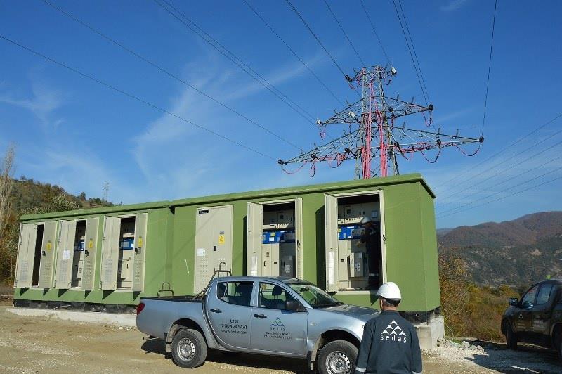 ile şehirle buluşturdu. 8 kilometre kazı yapıldı ve 100 bin metre yeraltı kablolu elektrik bağlantı hattı döşendi. Kocaeli Trafo Merkezi, İzmit merkezde üçüncü ve en büyük indirici merkez oldu.