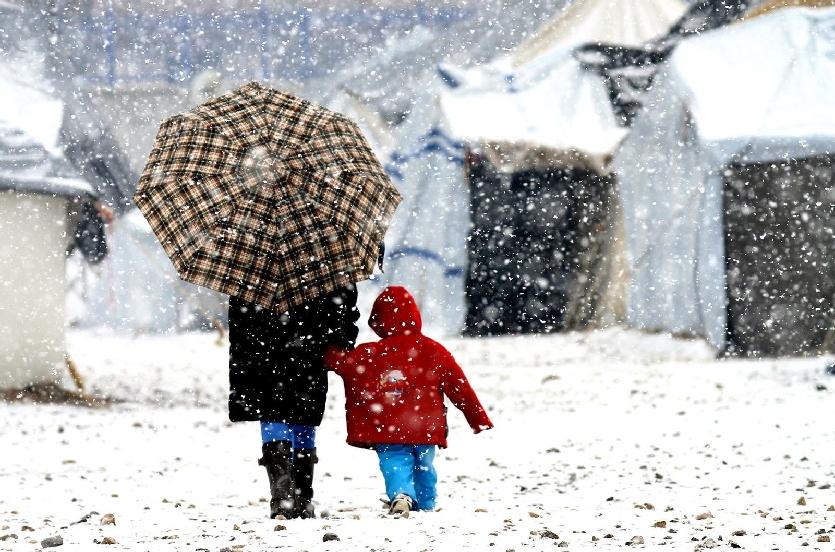 Soğuklar artıyor Kar yağışı ülkeyi etkisi altına almayı sürdürüyor. Soğuk ve yağışlı hava yavaş yavaş etkisini arttırırken yetkililerde vatandaşları olası hava olaykarına karşı uyarıyor.