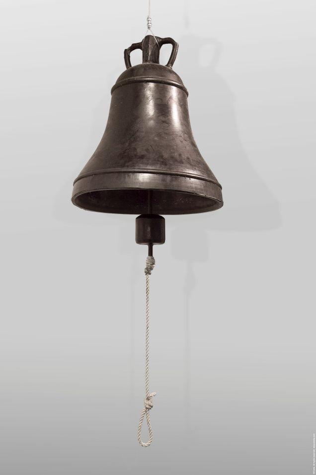 Navikov un 2011 tarihli Sessiz Çan (Silent Bell) adlı enstalasyonu iptal edilmiş işlev konusunun en açıklayıcı örneklerinden biri olarak ele alınmaktadır (Görsel 1).