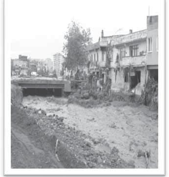 - 560 - Takn ve Heyelan Sempozyumu / 24-26 Ekim 2013, Trabzon 1 - Ylanl Deresi; Derenin 1000 yl frekansl takn pik debisi Q=217 m 3 /s iken; Takn srasnda gelen