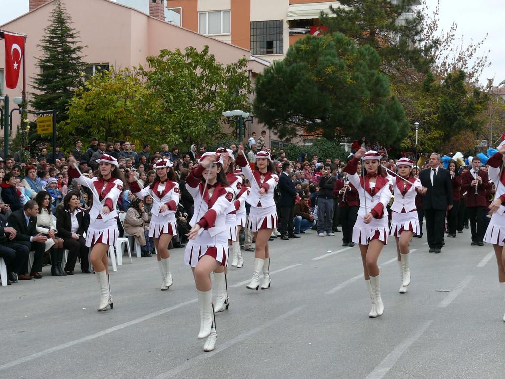 halka açık olarak