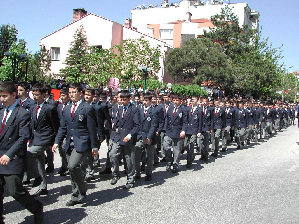 çeşitli hediyeler dağıtıldı.