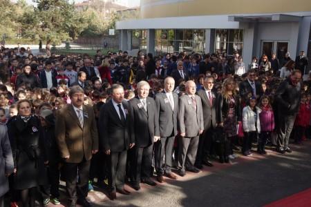 öğretmenlerimizin hazırladığı Atatürk ü Anlamak ve Anlatmak adlı programı başarıyla sunan öğrencilerimizin birer Mustafa birer Kemal olmaları ve gözlerindeki hüzünlü ışığın Genç Meşaleler in