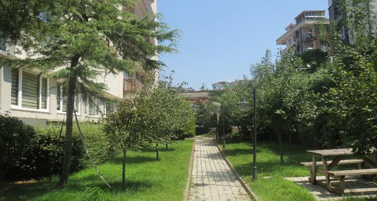 yerleşkenin kapalı alanı 10.859 m², açık alanı ise 3.