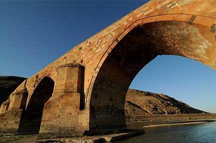 Selçuklular Devri nde ordular için kışlalar, ulaşım için yol ve köprüler, hastane, camii, medrese gibi yapıların yapıldığı görülmektedir.