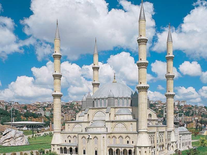 Sinan Mimarlığında Dış Mekanın Biçimlendirilmesi AYRINTIDAN BÜTÜNE MEKAN KAYGISI Dış ifade endişesi Selimiye Camii
