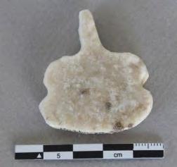 4.2 cm. GEN. 3.8 cm. KAL. 0.6 cm. BULUNTU YERİ Höyük 2010 yılı kazısı. Mk. 24'ün karışık moloz dolgusu içerisinden.