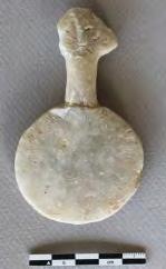 KAT. NO. 027 TİP 3.a.1 KAZI ENV. NO. MÜZE ENV. NO. 358 (Teşhir) MADDESİ Alabaster KORUNDUĞU YER KM YÜK. 9.5 cm. GEN. 5.4 cm. KAL. 1 cm.