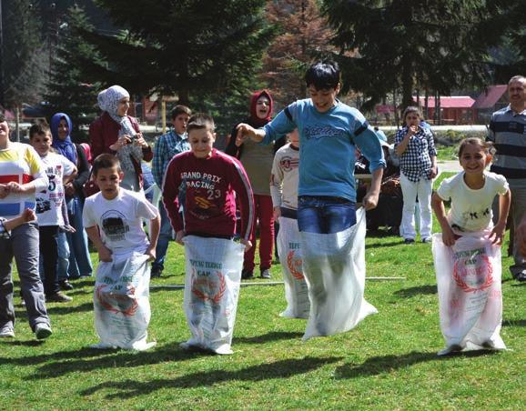 84 14 aileye ev ziyaretleri Günü vesilesi ile 5 yetim ailesi ve 15 vakıf gönüllüsünün bir araya geldiği iftar programı 56 yetimin 2016 yılı boyunca BİLİNÇLENDİRME ÇALIŞMALARI Her Sınıfın Bir Yetim