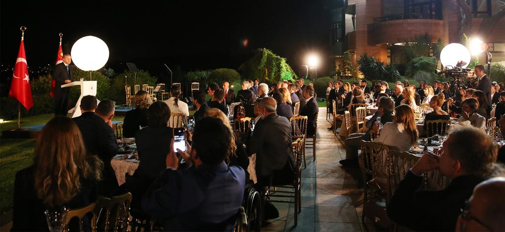 Cumhurbaşkanı Erdoğan, sanatçı ve sporcularla bir araya geldiği iftar yemeğinde konuştu Haziran 12, 2017-11:54:00 Cumhurbaşkanı Recep Tayyip Erdoğan eşi Emine Erdoğan ile birlikte Tarabya Köşkü'nde