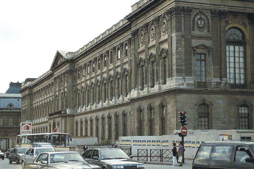 Resim 105: Louvre Saray, Fransa Bu dönemde yap larda bazilika (uzunlamas na) plân n yan s ra oval, ve y ld z plânlar kullan lm flt r.