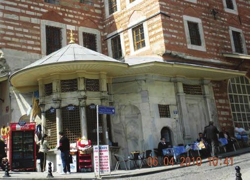 Resim 18. Sebil ve yanındaki çeşmenin görünüşü. Çizim 8. Kütüphane tavan planı (Restorasyon) (İstanbul Vakıfl ar I. Bölge Müdürlüğü Arşivi, Çizen: Avunduk İnş.Tur.San.