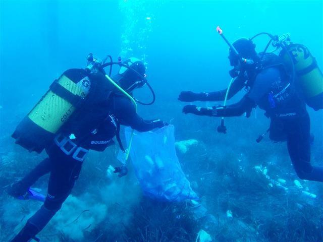 DENİZ DİBİNDEN TONLARCA ÇÖP ÇIKTI Bodrum da deniz dibi temizliği yapan bir gurup öğrenci denizden tonlarca çöp çıkardılar.