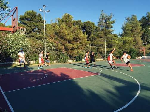 Kamp merkezi tesis konusunda oldukça zengin, açık spor shaları, dans stüdyoları, sanat atölyeleri, amfitiyatro (1.