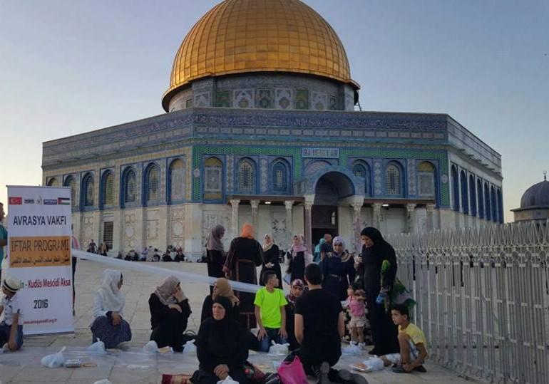 Avrasya Vakfı olarak kuruluşumuzdan bu yana savaş mağdurlarının, yetimlerin, kimsesizlerin yardımına koşuyor, her Ramazan muhtaçlara ulaşmak için sınırları aşıyoruz.