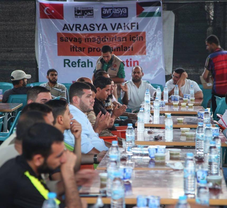 Ardından siz hayırseverlerimizin desteğiyle Mescidi Aksanın bahçesinde ilk kıblemizi koruyan Filistin halkının iftarını yapabilmesi için sofralar kuruyoruz.