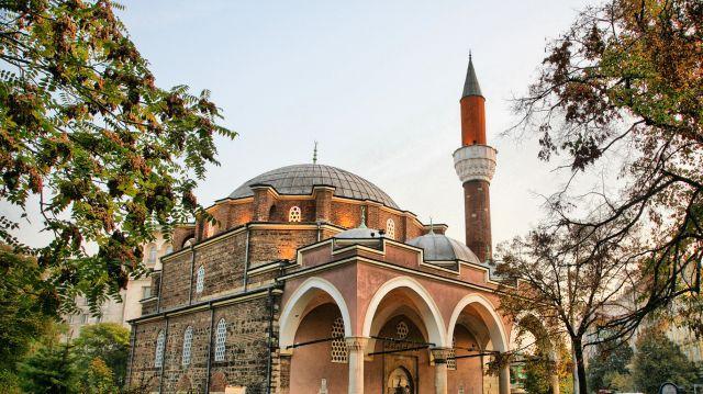 Yine de tüm uğraşlara rağmen temelleri 500 yıl önce atılan mevcudiyetin izlerini silinememiştir.