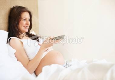 Klasik Koşullanmaya Örnekler Hamileliği dolayısıyla midesi bulanan bir anne adayı, sabahları bir yandan midesi bulanırken bir yandan da televizyondaki