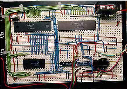 kabloların sadece +5V besleme gerilimi taşıyan bağlantılarda kullanılması gibi. Şekil 8 de Delikli Panel üzerine kurulmuş bir örnek devreler gösterilmiştir. Şekil 8a.