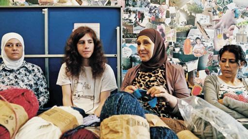 Knitstanbul 6 dk. 27 sn., 2016 İstanbul da Suriye li mülteci kadınların bir araya gelip yaptıkları el örgüleri ile kendilerine maddi destek sağlıyor.