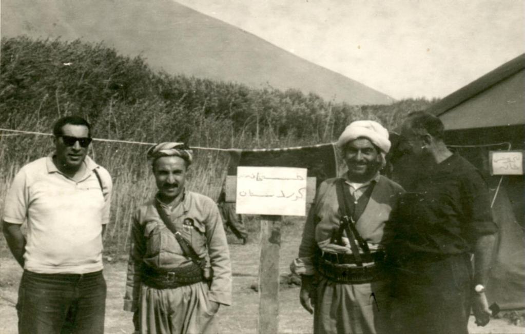 Yine sahra hastanesi önünde, soldan sağa: Meir Amit, Mustafa Barzani, Barzani nin adamlarından