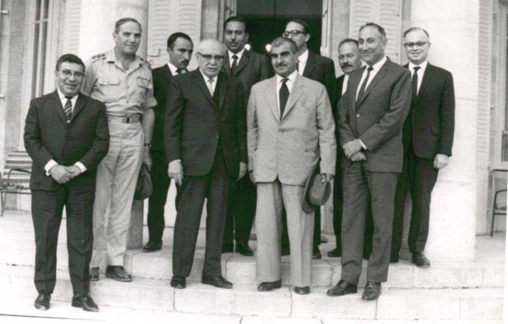 Resimdekiler, sağdan sola şu şekilde: Meir Amit (Eski Mossad Başkanı), Molla Mustafa Barzani (Mesud Barzani'nin Babası), Zalman Şazar (İsrail Cumhurbaşkanı), Arie Raz (Cumhurbaşkanı Yaveri), David