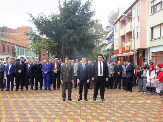 Törene bütün ilçe kurum amirleri, öğrenciler, sivil toplum örgütleri ve vatandaģlar katıldı. Çelenk sunma töreninin ardından Saat 09.