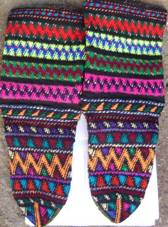 31 Bursa Dağ Yöresinde örülen çoraplar genel olarak silindir şeklinde tek yöne basit ilmek tekniği ile ve çok renkli çalışmalar olmaktadır (Fotoğraf 18). Fotoğraf 19. Keles Yöresi Çorapları 2.5.