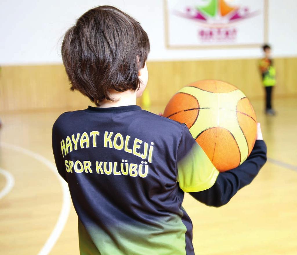 Basketbol Bir takım oyunu olan basketbolda göreceli olarak yapılan teknik, taktik vb. alıştırmalar sayesinde çocuğumuz takım ruhunu ve mücadele etmeyi öğrenecektir.