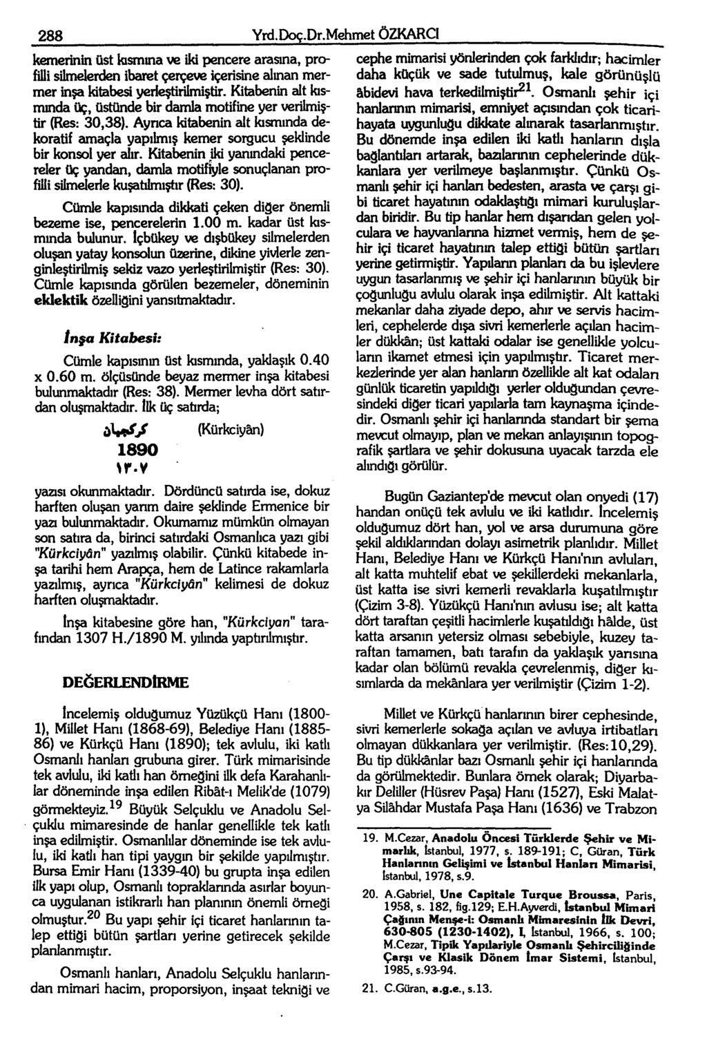 288 Yrd.Doç.Dr.Mehmet ÖZKARCI l^merinin üst kısmına ve iki pencere arasına, profilli silmelerden ibaret çerçeve içerisine alınan mermer inşa Idtabea yerleştirilmiştir.