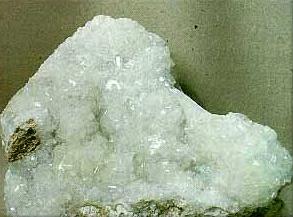 62 Kolemanit (Ca 2 B 6 OO 11, 5H 2 O) Kimyasal bileimi Ca2B6OO11. 5H 2O olan kolemanit monoklinal sistemde kristalleir. Sertli!i 4 4.5, özgül a!rl! 2.42 dir. Bor içeri!i %15.7, B O 2 3 içeri!i %50.