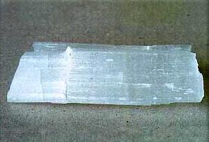 64 Resim 4.4. Üleksit mineralinin görünümü [48] Probertit ( Na2O.2CaO.5B2O3. 10H 2O ) Probertit, kirli beyaz ve kirli açk sarms renklerde olup, nsal veya lifimsi ekilli kristaller eklinde gözlenir.