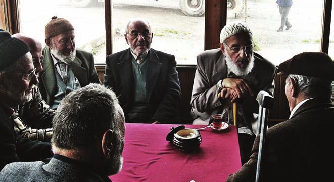 inip yan tarafına uzandı, sonra da Fatma Hanımı Düşünelim kabre indirdi. 24 Peygamberimiz (s.a.), Fatma Ha- Hz. Peygamberin (s.a.) çocukluğunun geçtiği Sadoğulları yurdunda bir ara kuraklık ve kıtlık baş göstermişti.