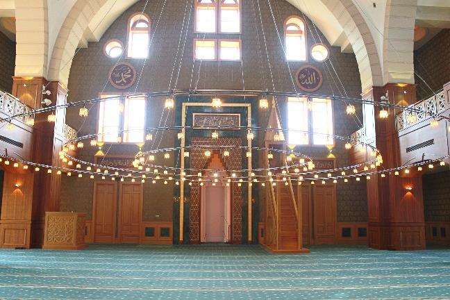 63 Resim 4.3. Hasan Tanık Camii namaz holünden görüntüler [18] Caminin