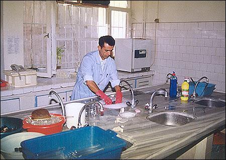 Temizlik 45-50 ºC de temizlik işlemi yapılır. Alkalen deterjanlar kullanılabildiği gibi enzim içeren veya içermeyen nötral ph deterjanlar temizlik maddesi olarak kullanılır. Resim 1.