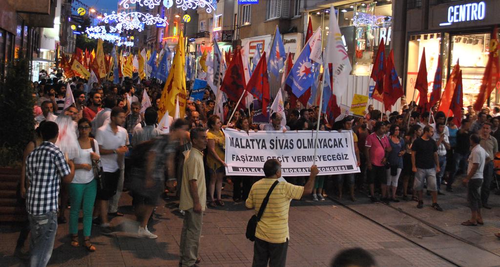 ý-çorum u-sivas ý-gazi yi Unutmadýk, Faþizmi Döktüðü Kanda Boðacaðýz sloganlarýyla kaymakamlýk önüne geldi.