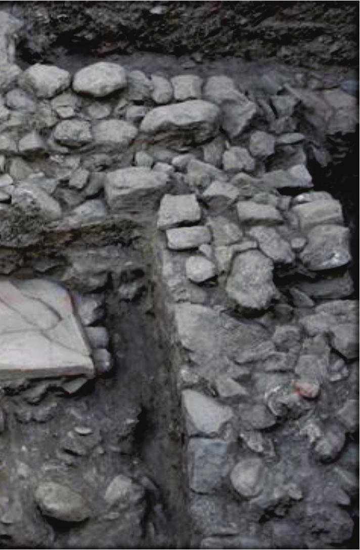 Gömü Tipi: Birincil Kremasyon Tanım: Mezar, orta boy taşlardan yapılmış dikdörtgen şeklindeki alanın üzerine üç adet