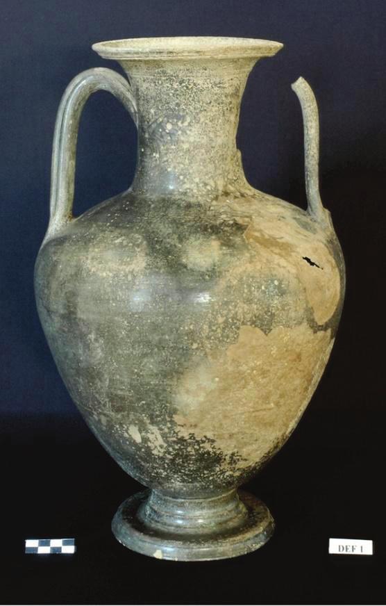 1 Kod: DEF 1 Form: Amphora (Urne) Buluntu şekli: Lahit içerisinde, güneybatı köşede dik bir şekilde bulunmuştur ve içinde toprağa rastlanmamıştır.