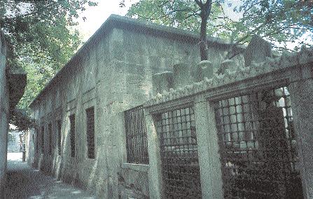 G R fi stanbul un fethinden beri müslüman toplumunun en önemli nekropolü olan Eyüp, tarih boyunca ilgi çeken bir ziyaret yeri kabul edilmifltir.