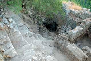 KAZI RAPORLARI taşı ortaya çıkarılmıştır. Burada ana kayaya işlenmiş, başladığı noktadan batıya doğru hafifçe kavis yapan, farklı yüksekliklerde 10 basamaklı bir merdiven bulunmuştur.