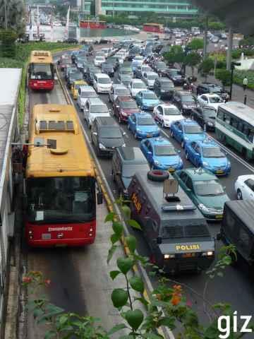 keçirilir), Bəzi sistemlərdə istiqamətləndirilmiş avtobuslardan (bu tramvayın avtobusla kombinə edilmiş forması və ya tramvay yolları ilə hərəkət edən avtobus marşrutlarıdır) istifadə edilir.