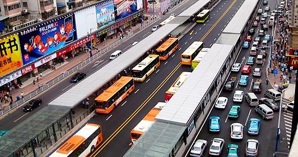 müvəqqəti piyada zonaları elan etmək, burada küçə ictimai iaşə, ticarətini təşkil etmək, velosiped cığırlarını yaratmaq mümkündür.