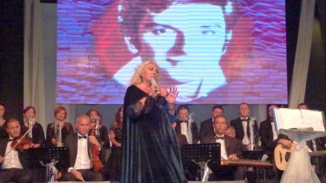 Bodrum Kalesi Kuzey Hendeğinde ücretsiz olarak verilen Konser nedeniyle kapıda izdiham yaşandı. Birçok kişi kalabalık nedeniyle konser alanına giremedi.