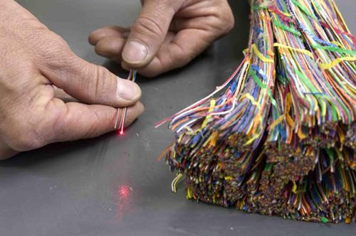 Fiber Optik Kablo 1966 yılında Charles Kao ve George Hockham cam fiber üzerinden veri aktarımı da yapılabileceği fikrini ortaya attılar.