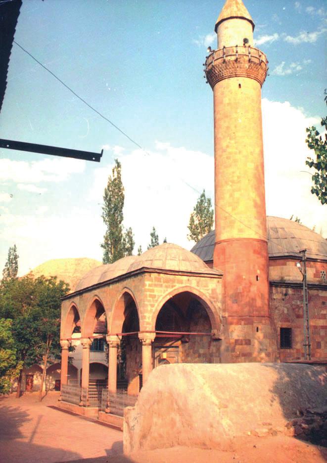 sülâlesi olan Atabeklerdendi. Oltu ve Doğubayazıt sancakbeyleri de bu ailedendi.