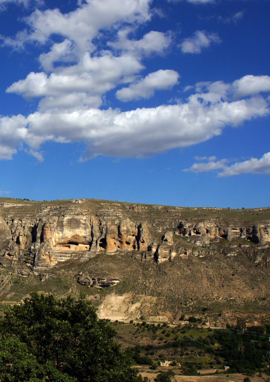 AKÇADAĞ Levent Vadisi Seyir Terası,1400 m. rakımda ve vadi tabanından 240 m. yükseklikte bulunmaktadır.