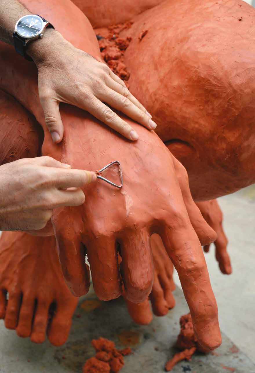 JORGE MARIN S SCULPTURES INSIDE HIS LABYRINTH. AN ESSAY ABOUT CREATING HEROIC, MELANCHOLIC, SELF-ABSORBED, SCULP- TURES. INTENTIONAL INTERPRETATIONS AND OTHER SUBJECTIVE REFLECTIONS.